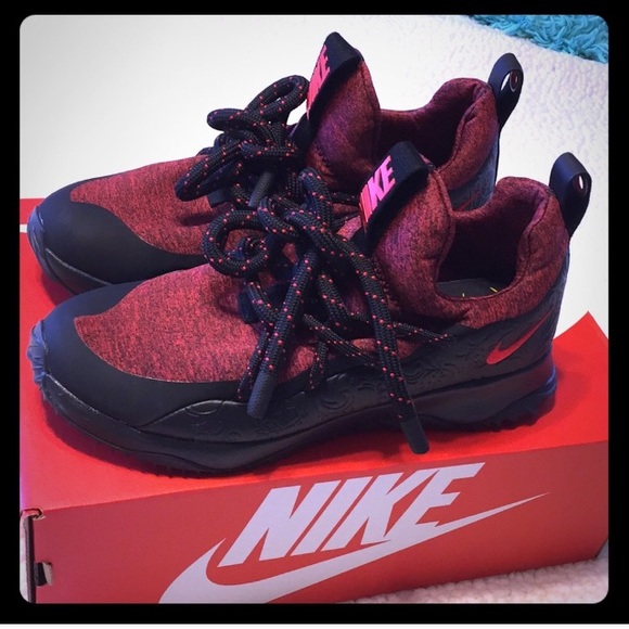 Nike Shoes - Nike City Loop Floral 🌹🌼